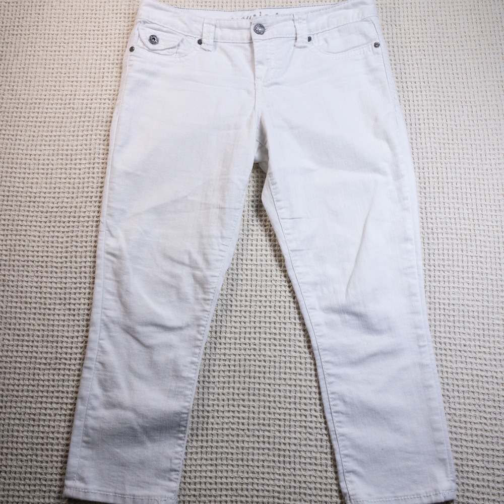 Maurices White Denim Shorts Womens Size 9/10 Stretch Embroidered Pockets Summer